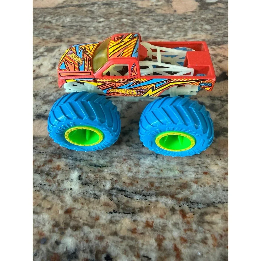 Hot Wheels Monster Jam Monster Trucks Torque Terror 1:64 Glow in the Dark